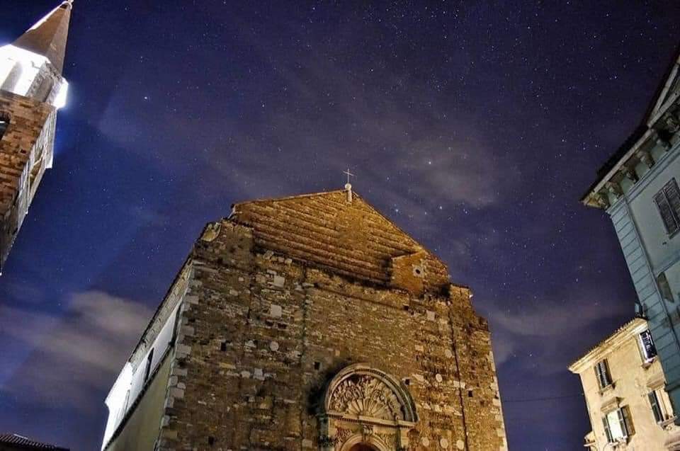 SERALE ISTRIANO Cari Amici, con questa immagine del Duomo di San Servolo a Buie, vi auguriamo una buona serata!