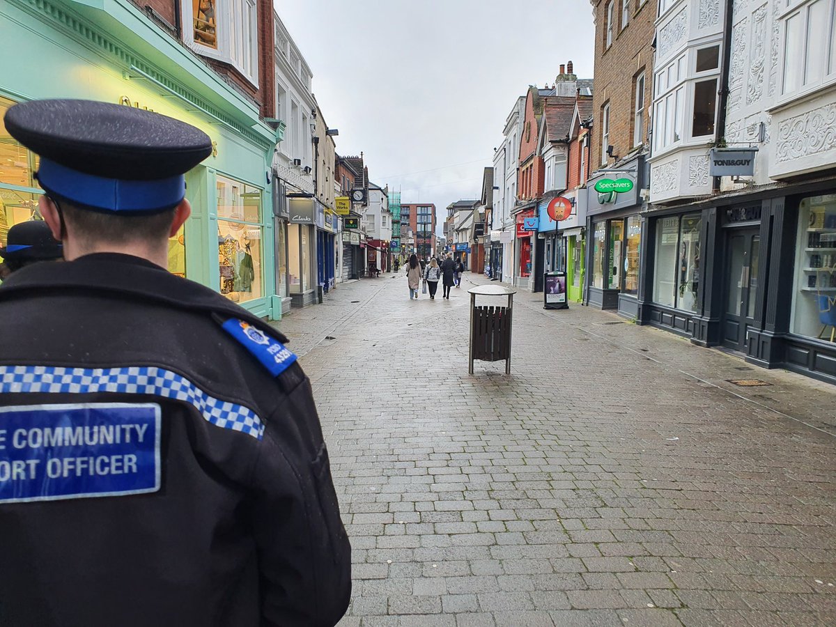 Out on foot patrol in #Horsham Town Centre this afternoon and in to the evening, keeping an eye out for antisocial behaviour 43291