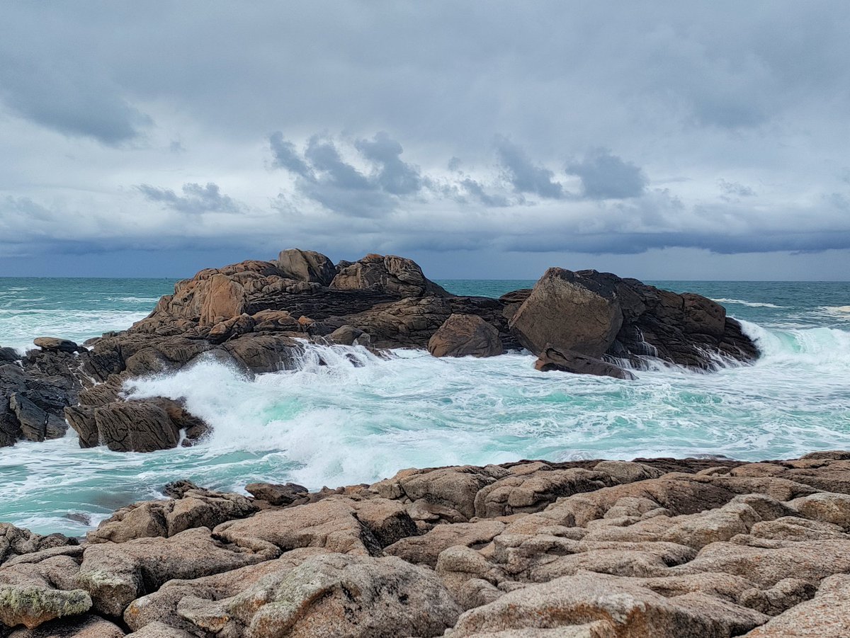 Je tenais à vous rassurer : la mer est revenue, pleine de vigueur, amenant avec elle de fraîches ondées
Rochers de Saint Guénolé
#Breizh #Bretagne #PaysBigouden
