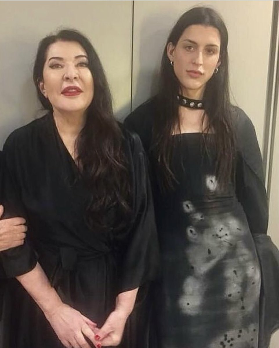 MediumHernandez's tweet photo. Mi amiga y yo en la fiesta de la que nos cae mal. https://t.co/ZMGOwMddCK