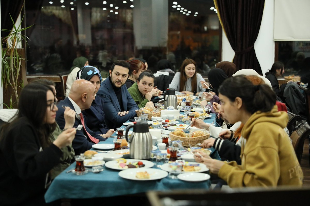 efedemirhann's tweet photo. İlk sahurumuzda üniversiteli gençlerleyiz 🙋🏻‍♂️

Belediye Başkan Adayımız Sn. @turgutaltinok06 ve Milletvekilimiz Sn. @zeynepyildiztr ile genç arkadaşlarımızla sıcak çayın muhabbetini paylaştık.

Ramazan’ın bereketiyle birlikteliğimizi güçlendirmeye devam edeceğiz.

31 Mart 🚀 https://t.co/BL9w8NSSXU