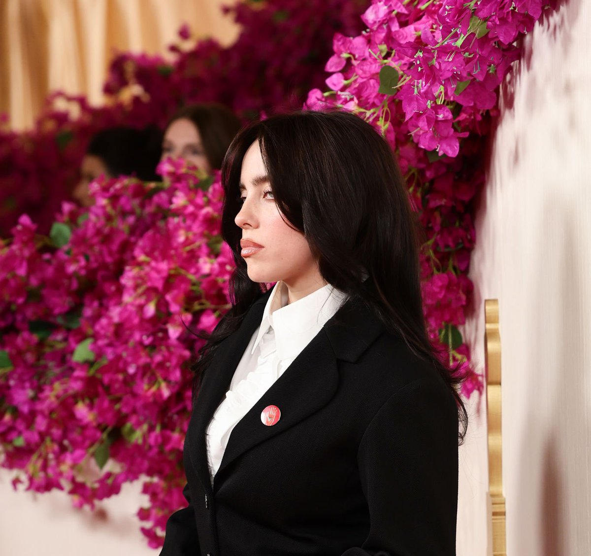 Billie Eilish wears a pin to call for a ceasefire in Gaza and support Palestine. #Oscars