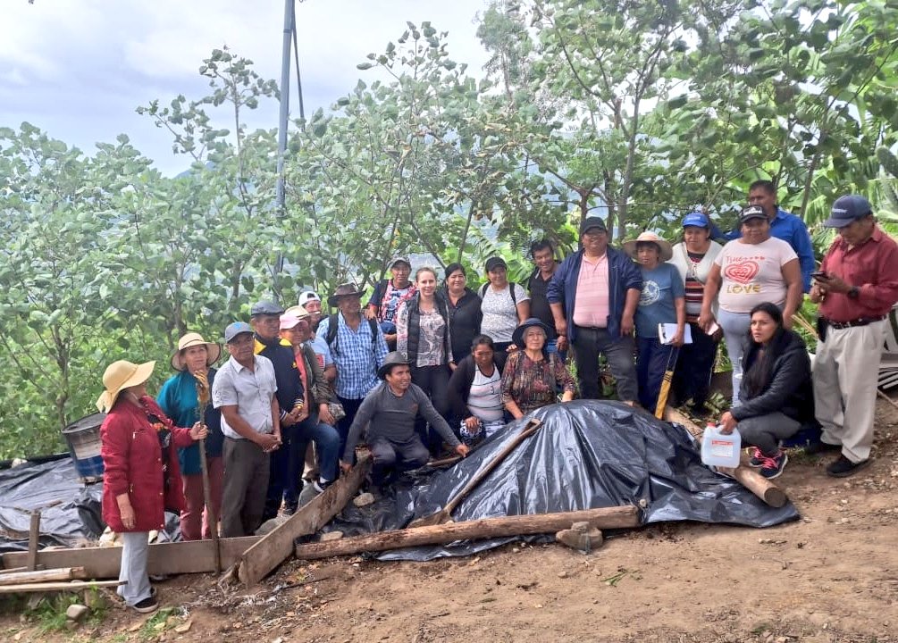Agricultura_CZ7's tweet photo. #Loja| El #MAG a través del Proyecto #PIATER capacita en la elaboración de abonos orgánicos, en la parroquia Malacatos, en coordinación con la Prefectura. El propósito es mejorar las estructuras y fertilización del suelo con la incorporación de nutrimento. 
#ElNuevoEcuador https://t.co/Z77dLS3IFI