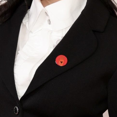 Billie Eilish wears a Ceasefire pin on the #Oscars red carpet.