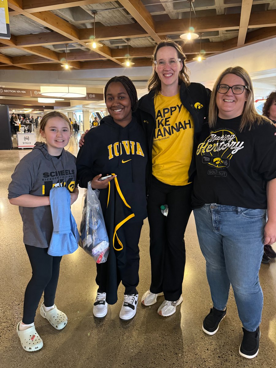 MNWriter88's tweet photo. Best. Day. Ever. watching @IowaWBB! Highlights:
- Vibing with other fans
- Sophia's expression after getting a wave from @LisaBluder 
- Autographs from @kate_martin22 &amp; @GabbieMarshall 
- So close to our fave @StuelkeHannah; no autograph but got a pic with her mom! @JoMommaMantz https://t.co/5thHAICBna