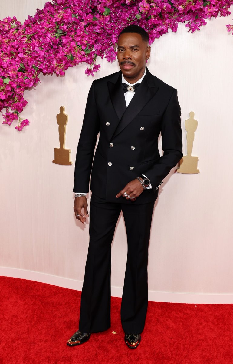 Best Actor nominee #ColmanDomingo has arrived at the #Oscars in a custom @LouisVuitton tux accentuated with, you guessed it, a brooch! Fun fact—the pinky ring he is wearing belonged to the political activist Bayard Rustin. See more celebrity arrivals here vogue.cm/pkg4ybV