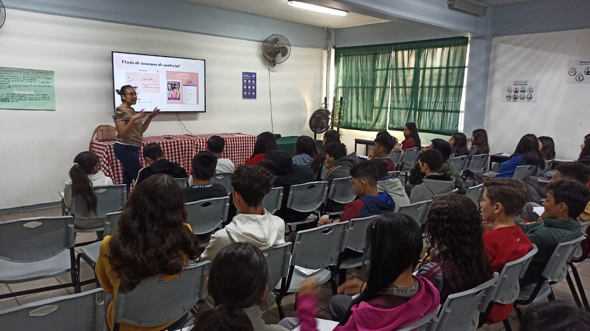 Momoregresa's tweet photo. Cierre del proyecto integrador en la secundaria #39mixta con el enfoque de trayectoria laboral. Alumnado, padres de familia y maestros #SomosRecrea en pro de una verdadera calidad educativa en y para la vida. Este éxito es de una CAV de #EducaciónJalisco https://t.co/k2tFnUPgMJ