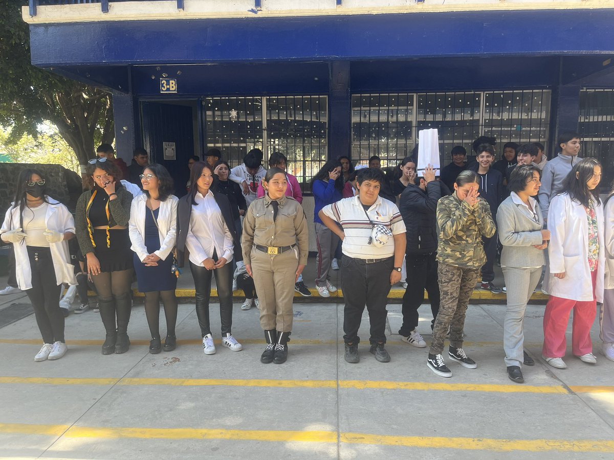 Momoregresa's tweet photo. Cierre del proyecto integrador en la secundaria #39mixta con el enfoque de trayectoria laboral. Alumnado, padres de familia y maestros #SomosRecrea en pro de una verdadera calidad educativa en y para la vida. Este éxito es de una CAV de #EducaciónJalisco https://t.co/k2tFnUPgMJ