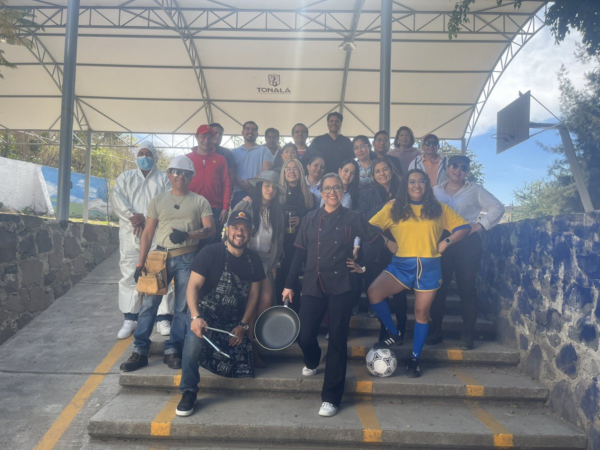Momoregresa's tweet photo. Cierre del proyecto integrador en la secundaria #39mixta con el enfoque de trayectoria laboral. Alumnado, padres de familia y maestros #SomosRecrea en pro de una verdadera calidad educativa en y para la vida. Este éxito es de una CAV de #EducaciónJalisco https://t.co/k2tFnUPgMJ