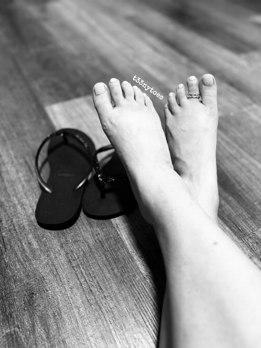 t33nytoes's tweet photo. Itโs been a very long day. Come massage my feet for me. Link in bio to get special pics/vids ๐ #feetlovers #footnation #pedicuredfeet #veins #flipflops #toejewelry #massagemyfeet #littlefeet #prettyfeet https://t.co/q3k2cZc9HO