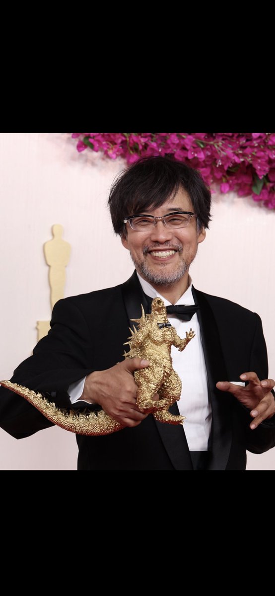右手に黄金に輝くゴジラ！まるで、オスカー像のようではありませんか。数時間後には山崎監督の左手にオスカー像が握られるのか！！

ゴジラも蝶ネクタイで、正装バージョン。ゴジラ君にも晴れ舞台ですね！

#ゴジラマイナスワン 
#GodzillaMinusOne 
#Oscars2024 
#Takashiyamazaki
#山崎貴
#白組