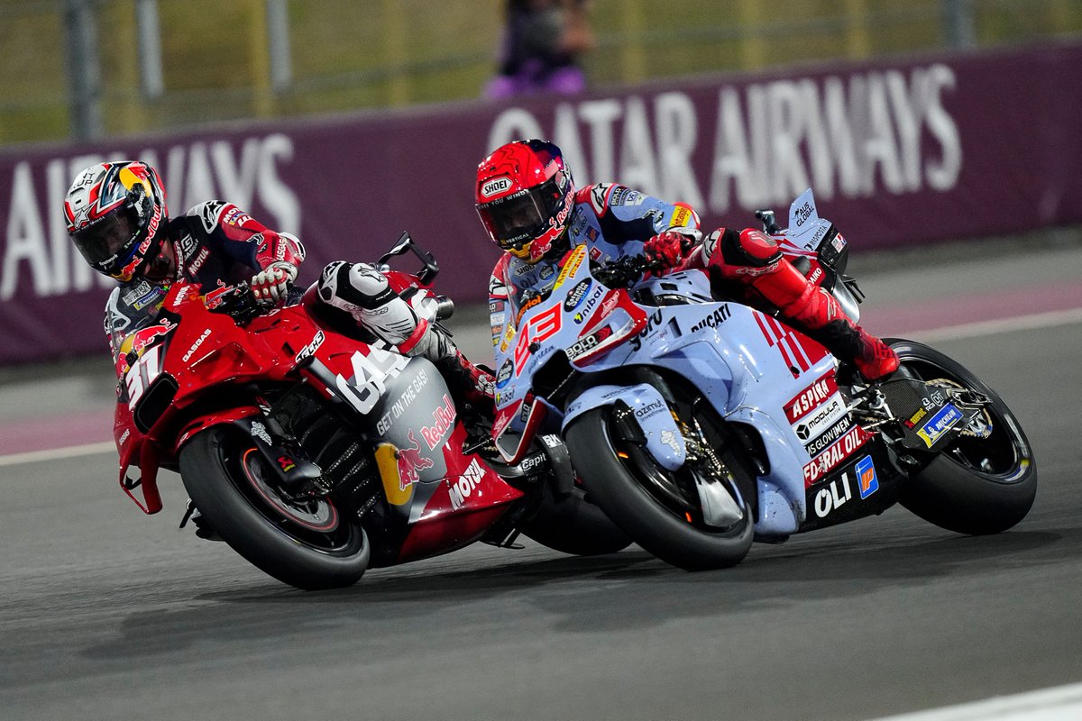 LA FOTO DEL GP El momento exacto en el que Pedro Acosta adelanta a Marc Márquez. Una de esas fotos que seguiremos viendo dentro de décadas