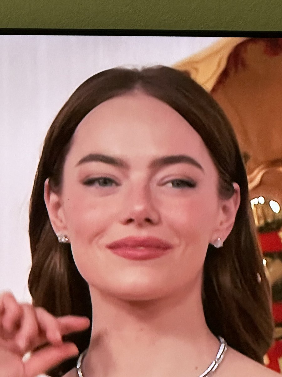 gbatch_jo's tweet photo. #emmastoneseyebrows seem too close to the middle! It’s like her make up artist extended them too much on the inside #Oscars https://t.co/hshjsQCHB1