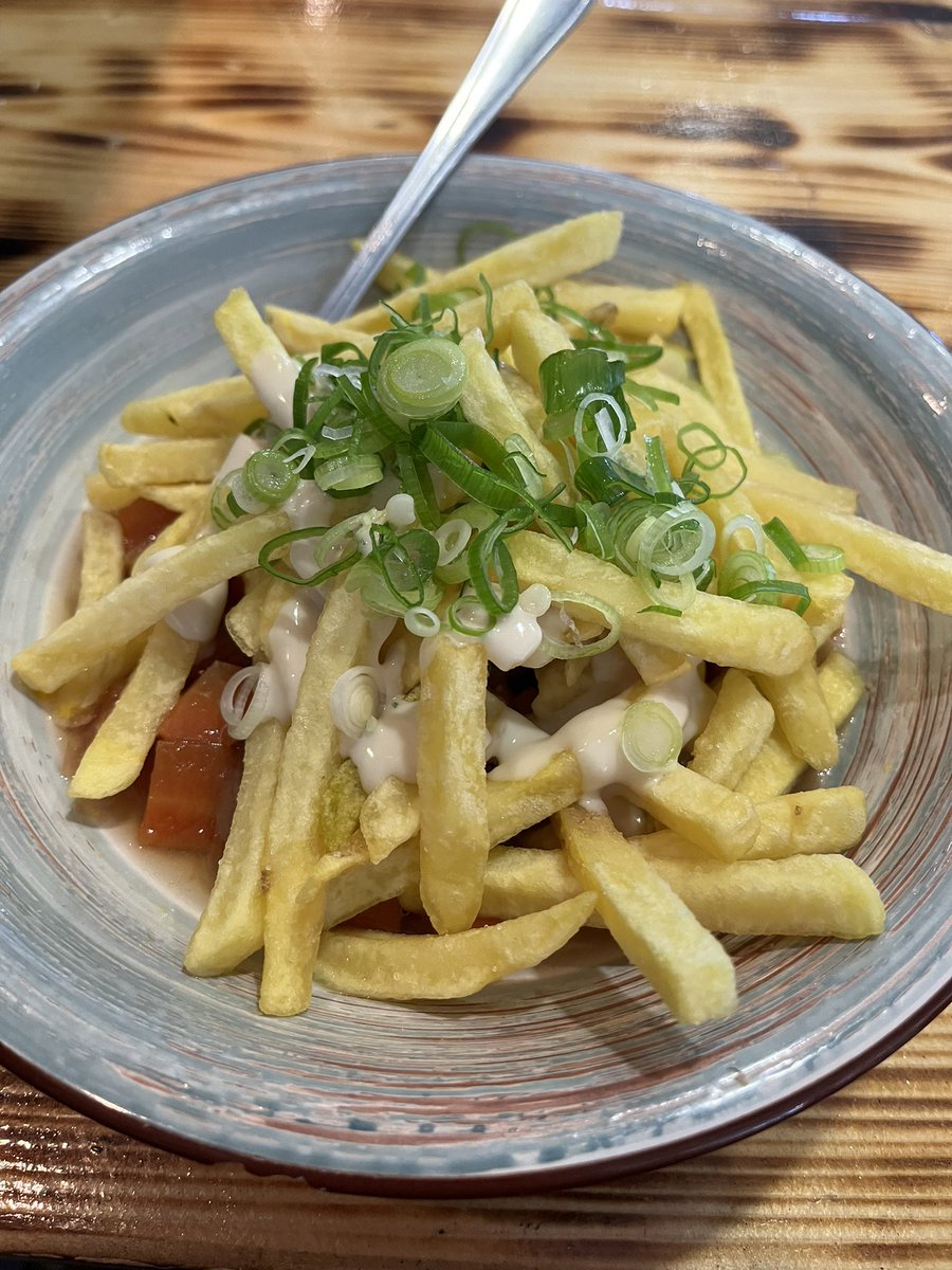 Ma6bc's tweet photo. この前のごはん斬新すぎた
ポテトの下はうどんの汁みたいなやつ
一緒に食べるとかき揚げみたいな味だった https://t.co/7EjNLdydGT