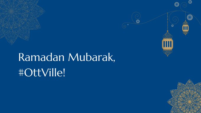 « Image comprenant quatre lanternes dans la partie supérieure et des symboles d’étoiles dans la partie inférieure, sur un fond bleu foncé. Au milieu figure l’inscription « Ramadan Mubarak ».