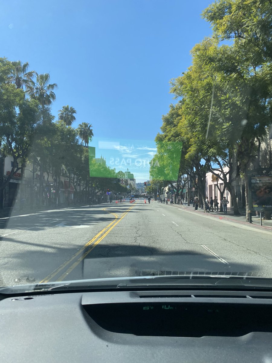chrissgardner's tweet photo. “People are now arriving en mass on foot,” says a source at arrivals, adding that they only see execs so far, no actors or filmmakers.  Prior to this, when THR arrived, a source commented on how smooth the day had been up into that point. #Oscars2024 https://t.co/PJc1JaQH3Z