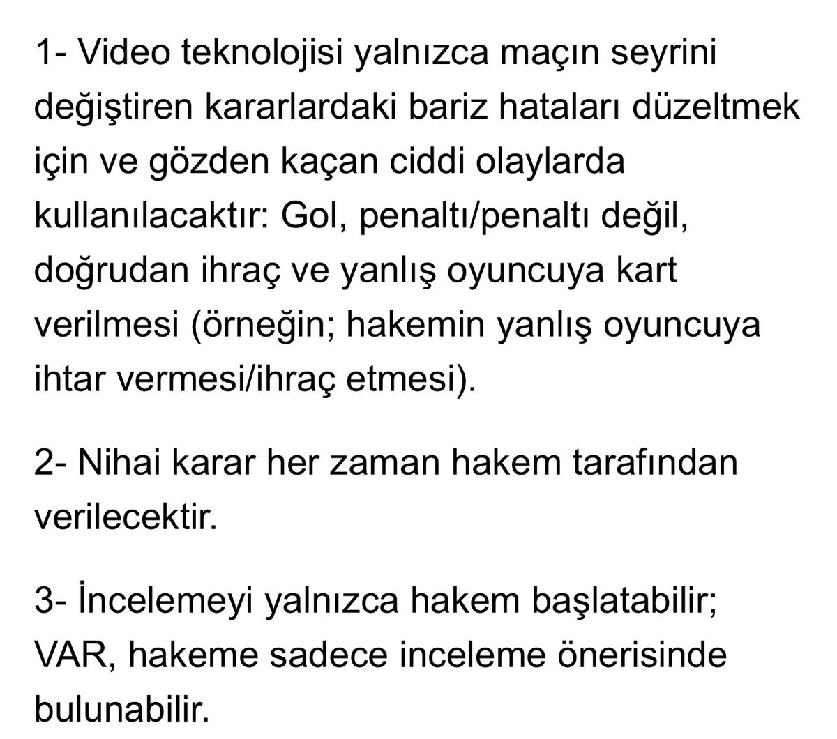 Maçta kural hatası var. VAR sadece hakeme izleme önerisinde bulunabilir nihai kararı hakem verecek deniyor ama VAR kayıtları yayınlanmaya başladığı için bir ilk olarak hakem pozisyonu izlemeden pozisyona VAR'dan penaltı kararı çıktı