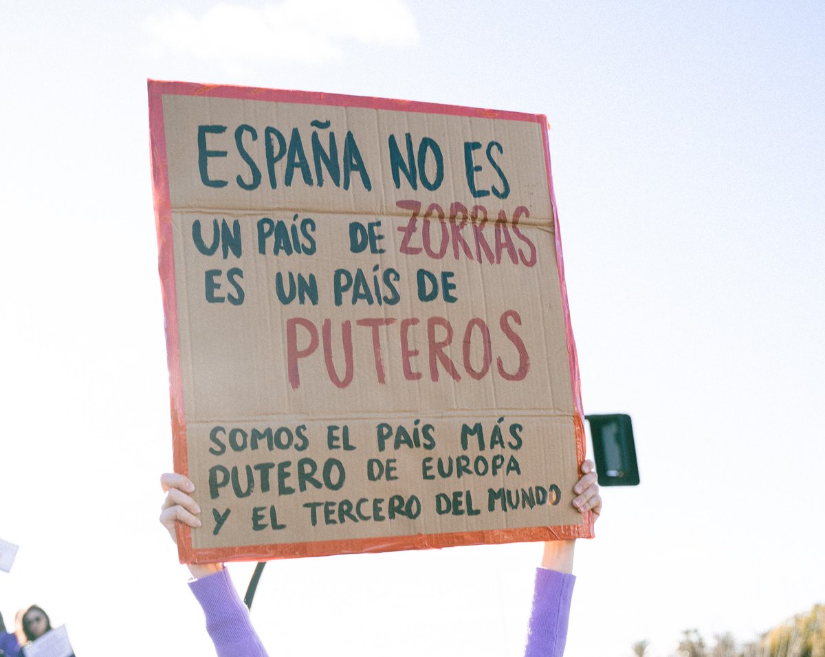 @MurciaPolicia ya os vale exponiendo a este grupo de mujeres en lugar de poner imágenes de la gran manifestación de Murcia, que es a donde ellas se dirigían, pero ya que lo hacéis no emborronéis las pancartas, que se lea bien lo q pone.