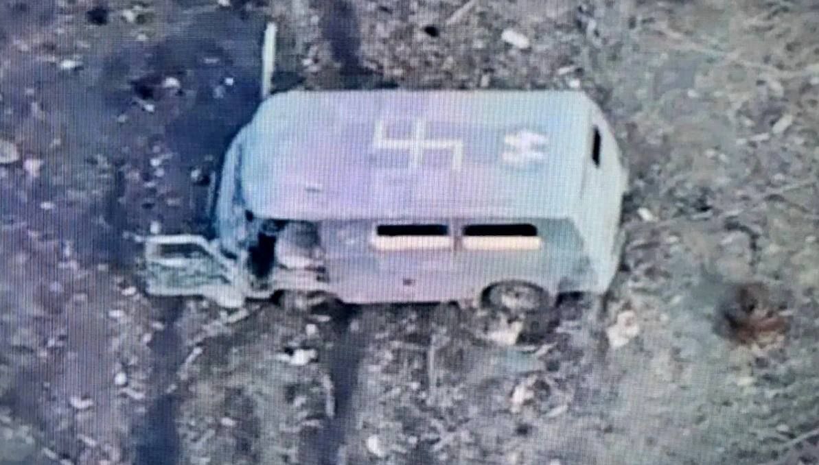 lcuinfo's tweet photo. Pour une évacuation plus rapide du champ de bataille, les Ukrainiens ont peint des pales d'hélicoptère sur une voiture dans l'espoir qu'elle volerait. https://t.co/yzlR70IotG