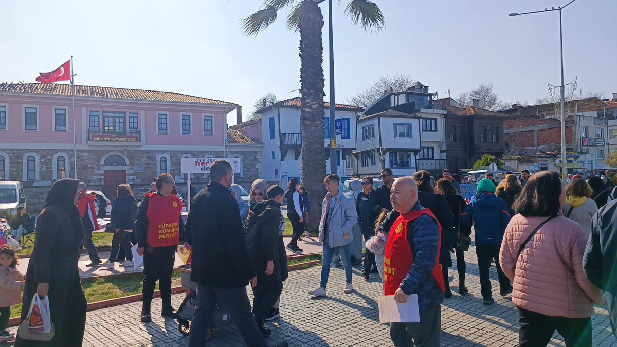 bursatkp's tweet photo. Bursa Büyükşehir belediye başkan adayımız Ayhan Keser ve Mudanya belediye başkan adayımız Fırat Can Güngör ile #Mudanya’da seçim standı açtık, yurttaşlarla sohbet ettik. Mudanyalılar yağmacılara mahkum değil. #oylarTKPye! https://t.co/MPL8QKRKiN