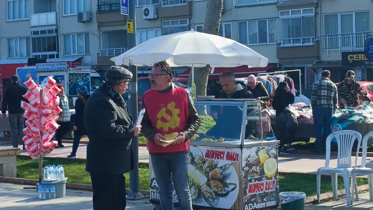 bursatkp's tweet photo. Bursa Büyükşehir belediye başkan adayımız Ayhan Keser ve Mudanya belediye başkan adayımız Fırat Can Güngör ile #Mudanya’da seçim standı açtık, yurttaşlarla sohbet ettik. Mudanyalılar yağmacılara mahkum değil. #oylarTKPye! https://t.co/MPL8QKRKiN
