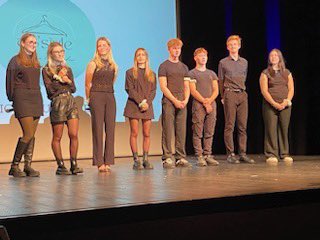 MartinAlex06's tweet image. Connaissez vous le upcycling ?
Il s’agit de réutiliser des anciens vêtements pour en créer de nouveaux.
Le défilé Up Style organisé  par des étudiants du BUT techniques de commercialisation de l’IUT #Cannes #Méliès a mis en lumière cette mode « responsable » avec brio et