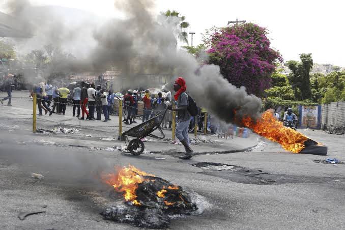 Some tell Kenya Police that this is not an UDA campaigns rally. Anyways hope every officer in Kenya goes to Haiti now. We need a new crop of officers