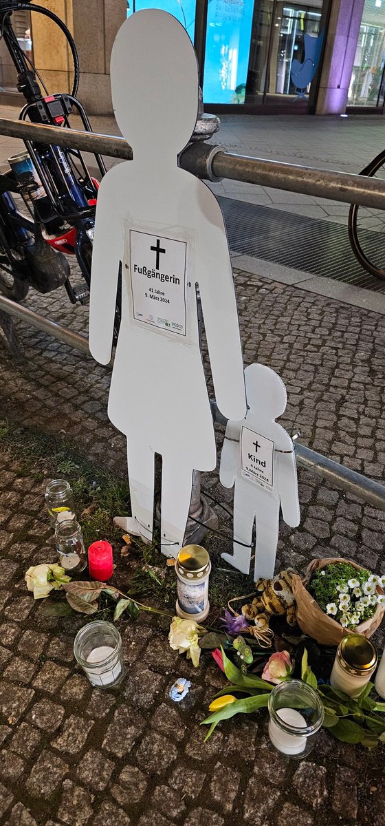 🖤 Viele waren heute zur Mahnwache für Mutter und Kind. Totgefahren von einem Autofahrer, der alle Verkehrsregeln ignoriert hat, weil er meinte es sei sein Recht.