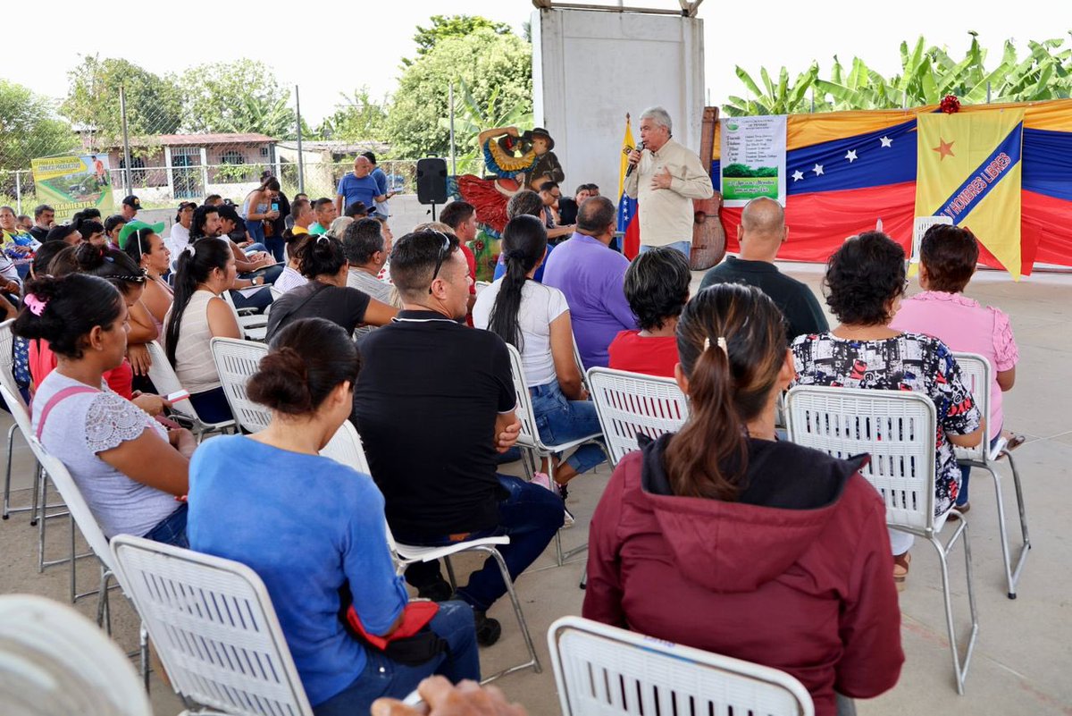 INTi_Venezuela's tweet photo. #ahora | Este #dom10 seguimos en jornada de #1x10delbuengobierno desde la parroquia Héctor Amable Mora en El Vigía, Mérida. En esta nueva etapa el sistema está revolucionando y profundizando todo para generar los cambios que exige nuestro pueblo.
#merida #1x10delbuengobierno https://t.co/yO9RP6DVRC