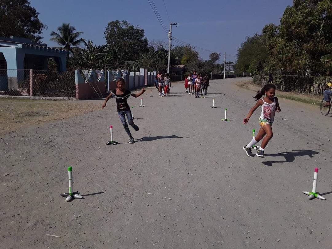 Con la alegría que caracteriza nuestros niño, realizan actividades con los profesores de cultura física #RioCauto #ProvinciaGranma #Cuba <a href="/DiazCanelB/">Miguel Díaz-Canel Bermúdez</a> <a href="/DrRobertoMOjeda/">Dr. Roberto Morales Ojeda</a> <a href="/YudelkisOrtizB/">Yudelkis Ortiz Barceló</a> @EduardoLpezLey3 <a href="/CalixtoSanties5/">Calixto Santiesteban A</a> <a href="/BorgesOlivero/">Carlos Borges Oliveros</a>