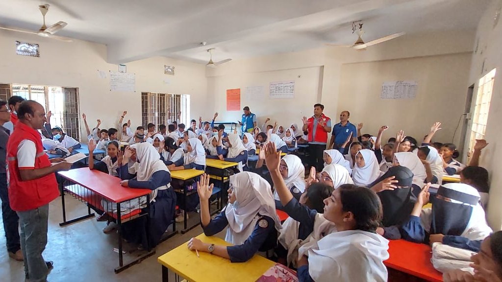 AnsariSazzad1's tweet photo. @BDRCS1 @ifrc @PrepareCenter @UNDRR_AsiaPac @BocAlberto @Hrusikesh18 @resty_lou @AchalaNavaratne @AJMatheou @FerdousMaliha @USAID_BD @StatePRM @RaquibRony @IFRCAsiaPacific @RedCross @AKGULALIAKGUL @ArchiePmolos @GoniOsman79 @KShajibMunshi @Azharul538 @arafin_karim @KAMRULMK00 @HelenBrunt @RCClimate We operationalized the #NDPD in a few actions & executed jointly with diverse groups;
➡️Rally in Sub-districts
➡️Discussion sessions
➡️Fire drills at Schools
➡️Wound mgt. via #FirstAid
➡️Art competitions with children
📸BDRCS/IFRC
@BDRCS1 @ifrc @RedCross @USAID_BD @StatePRM https://t.co/UFxVj8upva