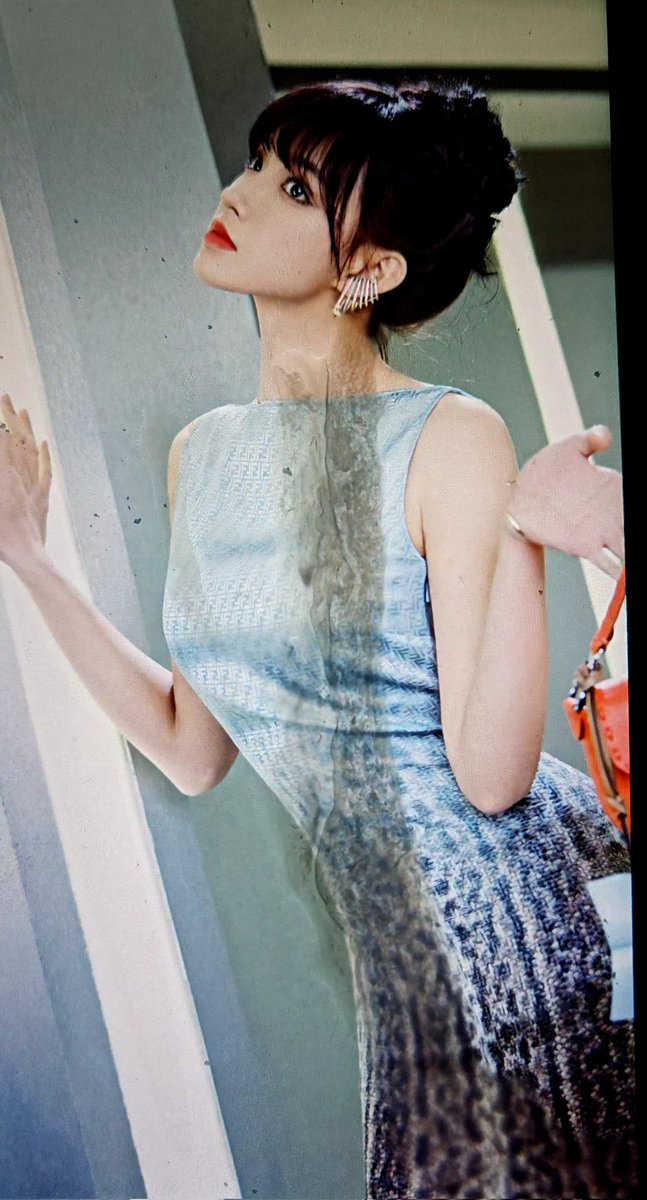 #射屏 #意淫 #奶潇
能同时驾驭软萌萝莉和冷艳御姐两个时期的顶级颜值的人真的不多见，奶潇是我熟悉的唯一一个。
见过了太多童星长残，或者少女星变成熟女星翻车的，没见过两阶段完美切换的，可惜当年那个软软弹弹的奶潇只能停留在午夜梦回的记忆中了。