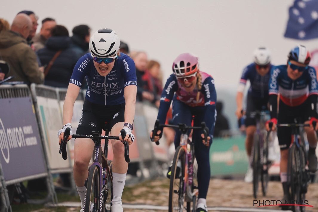 🥉 Great race by our women in Ronde van Drenthe today. A collective performance that resulted in a top ten place for @CSchweinberger (7th) and a nice podium spot for Puck Pieterse. Well done girls. 🤘💙 📸 @photonewsbelgium #fenixdeceuninck