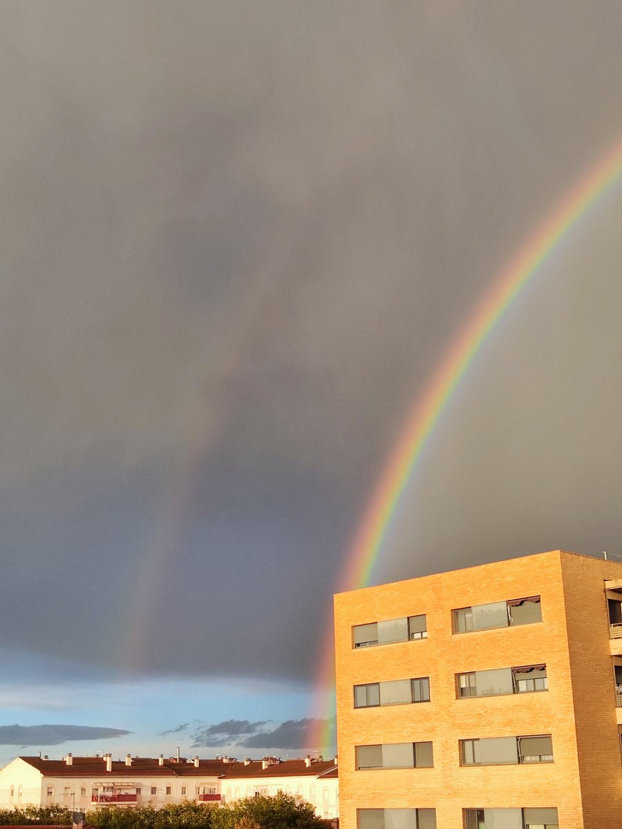AVCampClar's tweet photo. 🚨🚨🚨 Veïnat: No podía faltar la nostre foto de l'arc de Sant Martí!🌈Que tingueu tots un bon inici de setmana! #somponent #somcampclar #femTGN #femciutat https://t.co/gq163OYzg0