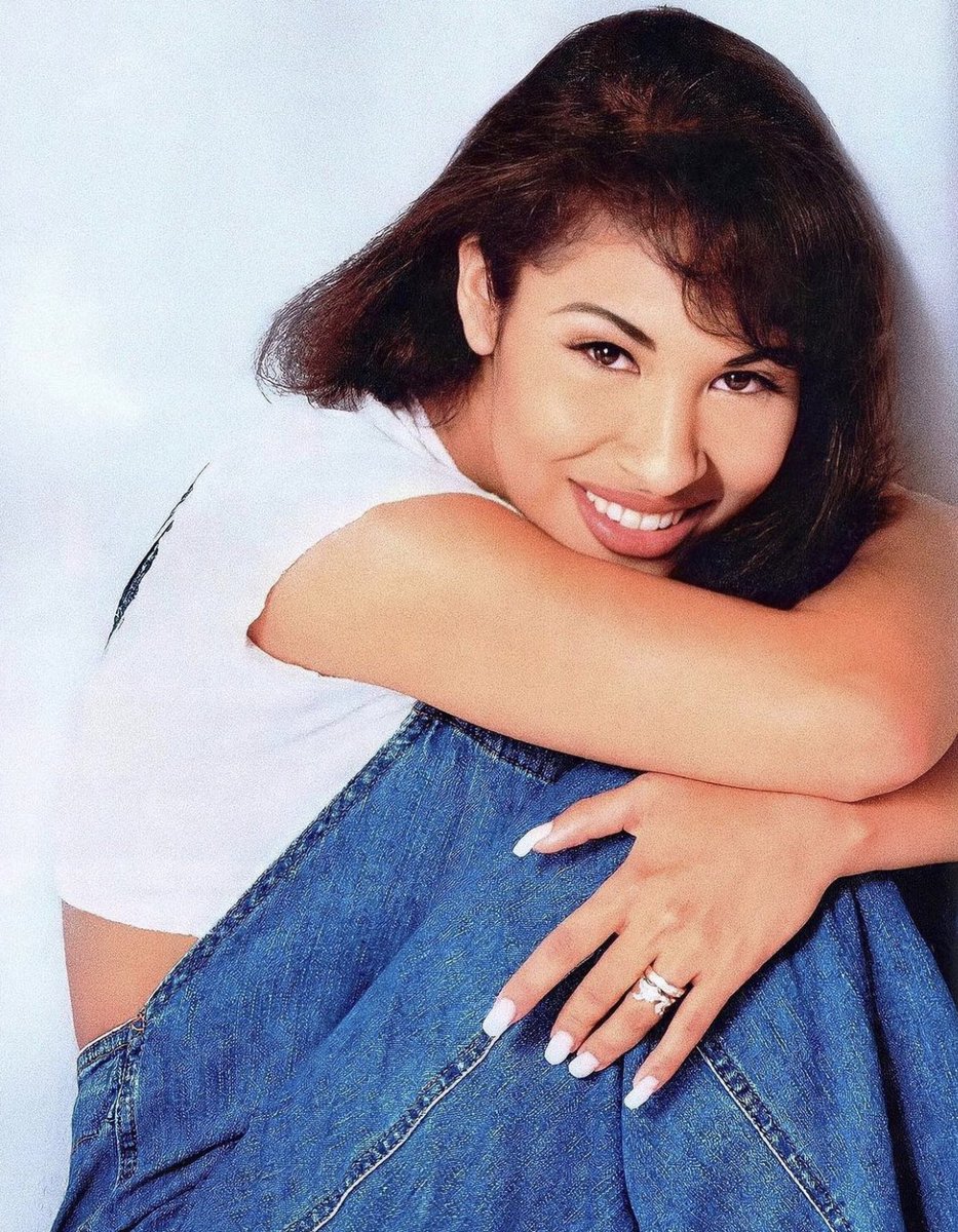 Selena photographed by Blanca Charolet (1994) 📸