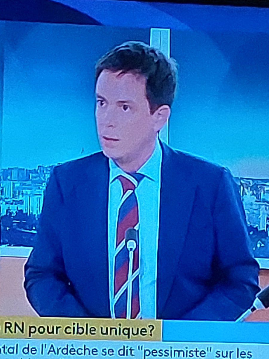 thylacine921's tweet photo. C'est moi ou le choix de cravate montre le drapeau d'allégeance de se représentant de parti ? #RN #RNRussie https://t.co/KUjj5e4Ujd