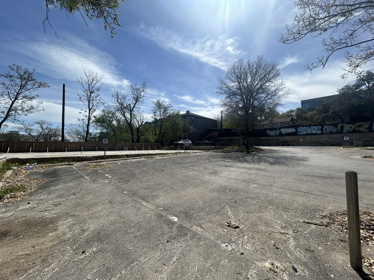 madillac13's tweet photo. Not quite an #sxlines post - we need a #sxparking so I’m starting it. 

South Congress - empty lot - $26 for 48H. Bet your ass I’m coming back here. It’s $30 each way from Pflug so I know this will save someone money too. https://t.co/VlYLtfwmrG