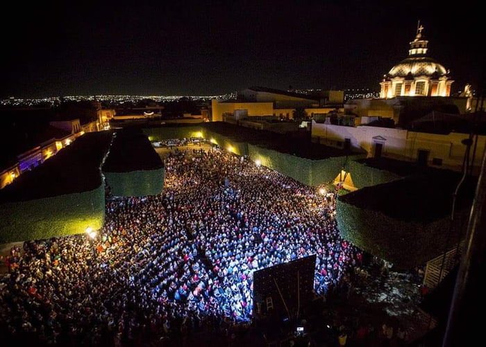 | No culpo a los medios por creer que todo lo que se hace en honor a Akira Toriyama está situado en México.

La pelea de Goku contra Jiren nos dio cierta reputacion...

y un apercibimiento de demanda.