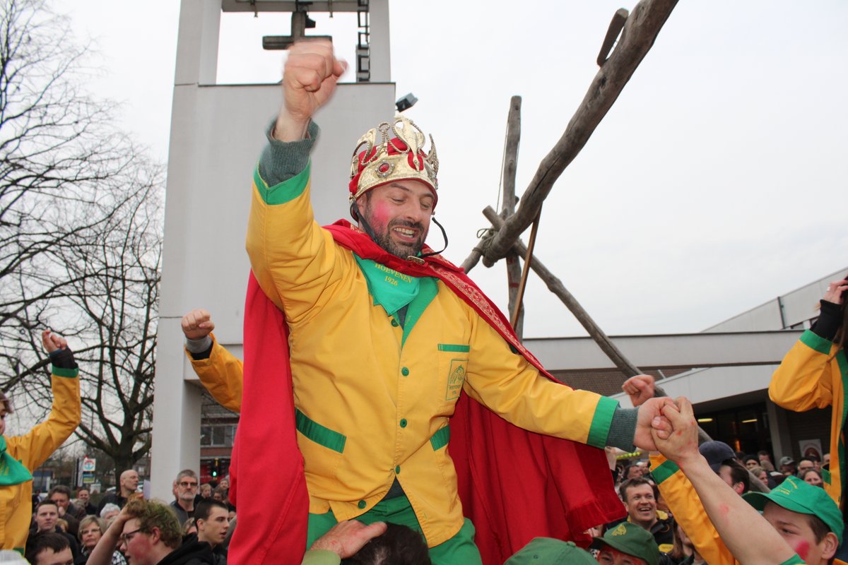 Dave Matthysen is voor de derde maal in vier jaar koning van de maatschappij uit Hoevenen. Voor een verslag kunt u terecht op bloggen.be/ganzenrijden #ganzenrijden #ganshoevenen