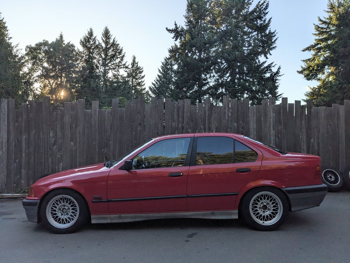 FellaLeapol's tweet photo. @lncels My beloved shitheap and 2 cooler e36's. https://t.co/vxSIOqfvJ8