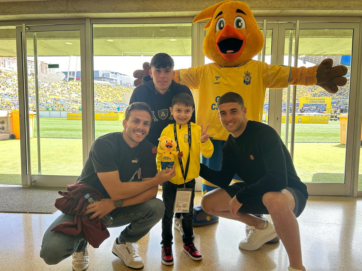 UDLP_Oficial's tweet photo. 😍🫶🏽 ¡Nuestro mejor refuerzo en la grada! 

Elías Pérez, de 6 años, finalizó recientemente su último ciclo de quimioterapia y no dudó en acudir al Estadio Gran Canaria, para arropar a nuestro equipo. ¡Gracias por contagiarnos tu alegría, Elías! 💛💙

#LaUniónHaceLasPalmas #LasPalmasAthletic