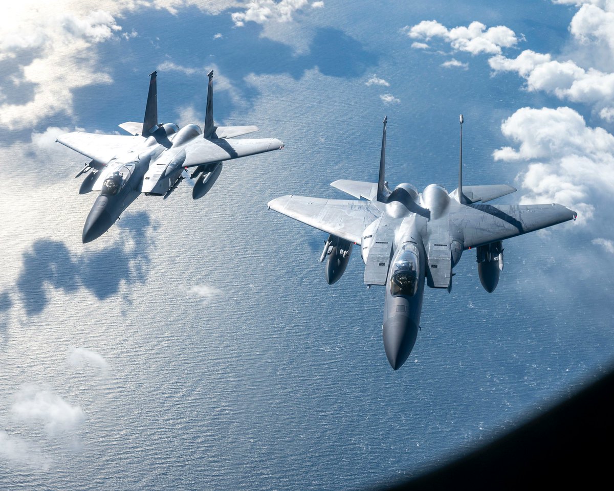 Roberto_yeager's tweet photo. Una pareja de #McDD F-15C #Eagles de la #ANG de Massachusetts, trabajando para el #NORAD, a punto de repostar de un #Boeing KC-135 #Stratotanker durante la operación #NobleDefender https://t.co/Bf3nGH5BeI https://t.co/p2tpS7gMRo