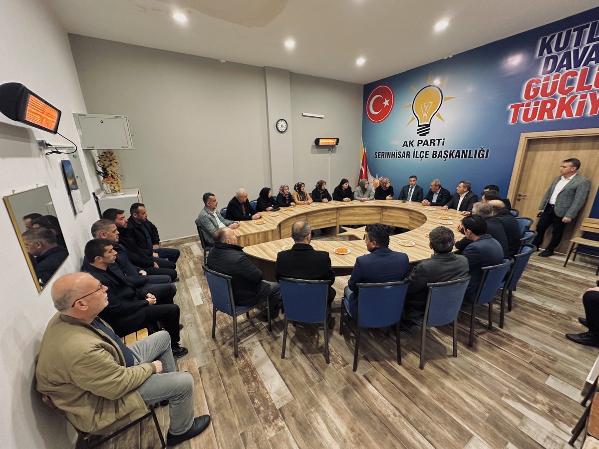 AK Parti Serinhisar İlçe Teşkilatımızla bir araya geldik.

Cumhur İttifakı MHP Belediye Başkan Adayımız Cemal Kobaş kardeşimiz ile birlikte dava ve yol arkadaşlarımızın azmi, çalışkanlığı ve heyecanı Serinhisar’ın geleceğine damga vuracağımıza işaret ediyor.

Yolumuz açık olsun.