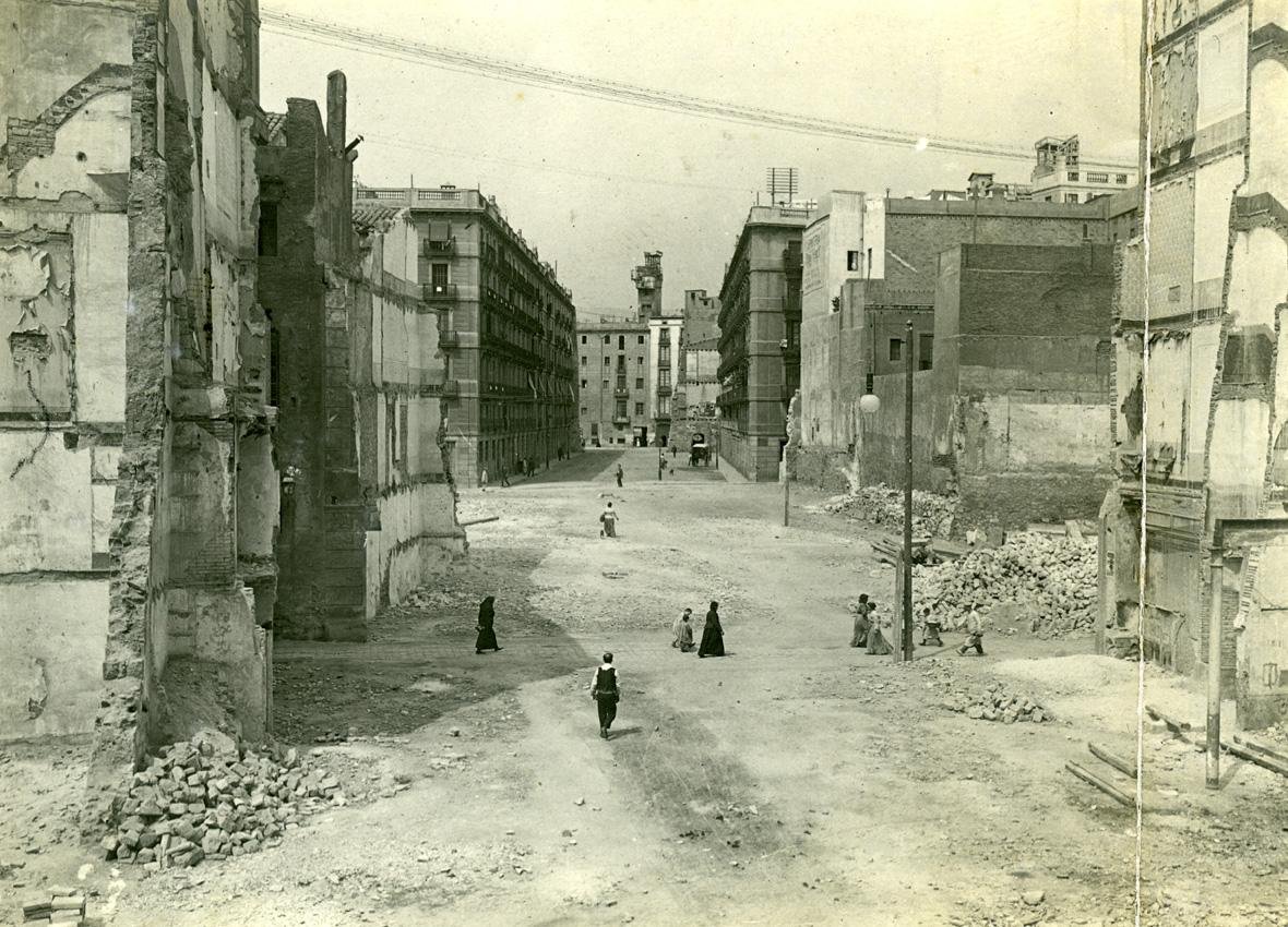 historiesdebcn's tweet photo. #TalDiaComAvui de 1908 començaven les obres d'obertura de la Via Laietana.

Aprofito per recuperar aquest fil, on us ensenyo aquella Barcelona antiga que va quedar esborrada👇 https://t.co/x0K2m1UYiG