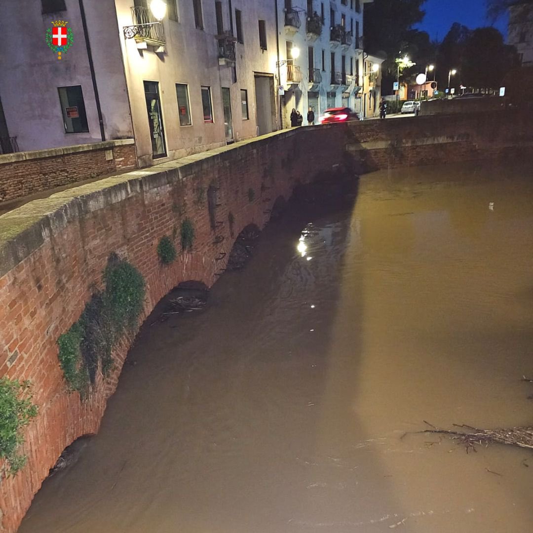 #Maltempo, la perturbazione molto intensa appena passata sta generando una piena importante del Bacchiglione ‼️ Coc operativo in forma completa, attivate tutte le procedure di protezione comune.vicenza.it/albo/notizie.p…