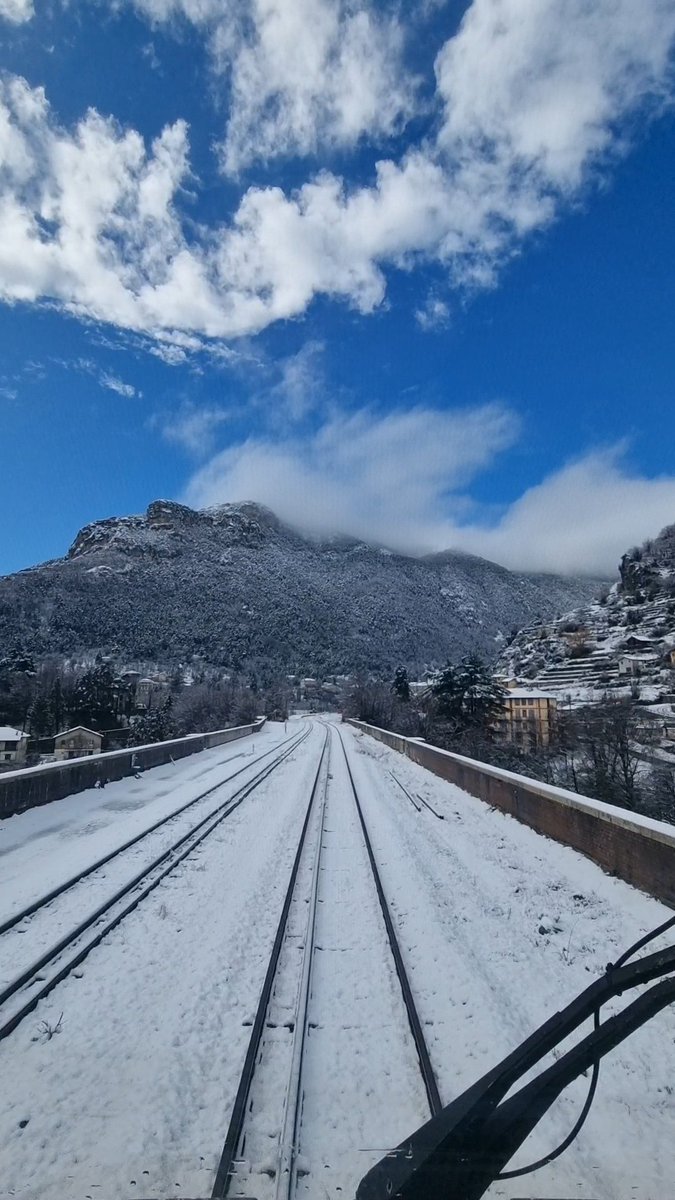 🚉 Avec notre #TrainDesMerveilles , la plage ⛱️ niçoise s'éloigne et on rejoint les 815m d'altitude de #Tende 🗻
⏱️ En 2h15, de la mer 🏖️ au sommets enneigés 🏔️ de la vallée des Merveilles 🦕

C'est juste magique ❄️☀️