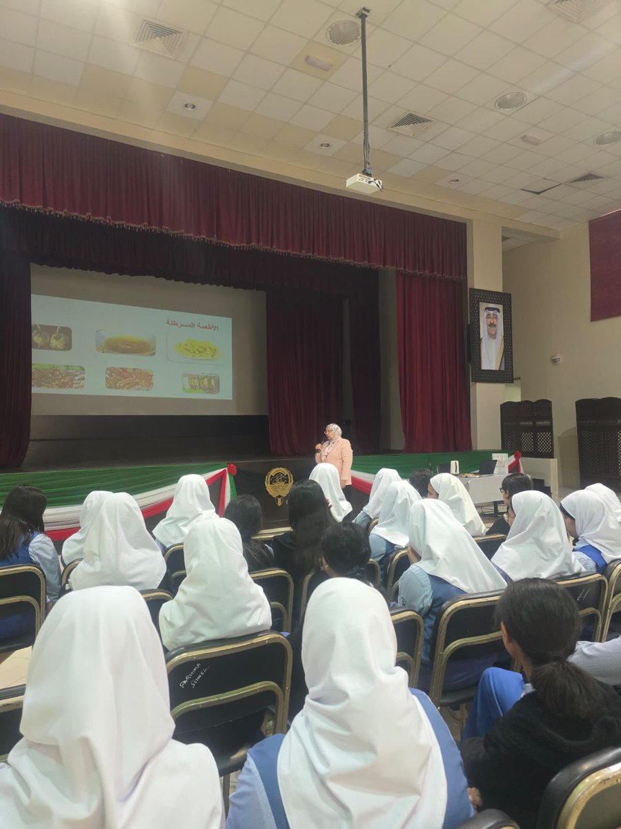 إيمانا من اداره تعزيز الصحه بأهمية توعية جميع شرائح المجتمع بأهمية تعزيز الصحة وبالتعاون مع صندوق أعانه ألمرضي ضمن فعاليات حمله مدرستي ترقى بصحتي قامت د.سوسن العبد من اداره تعزيز الصحه بالقاء محاضره توعويه بعنوان نمط حياة صحي  في مدرسه فاطمة بنت عبد الملك بن مروان المتوسطة بنات