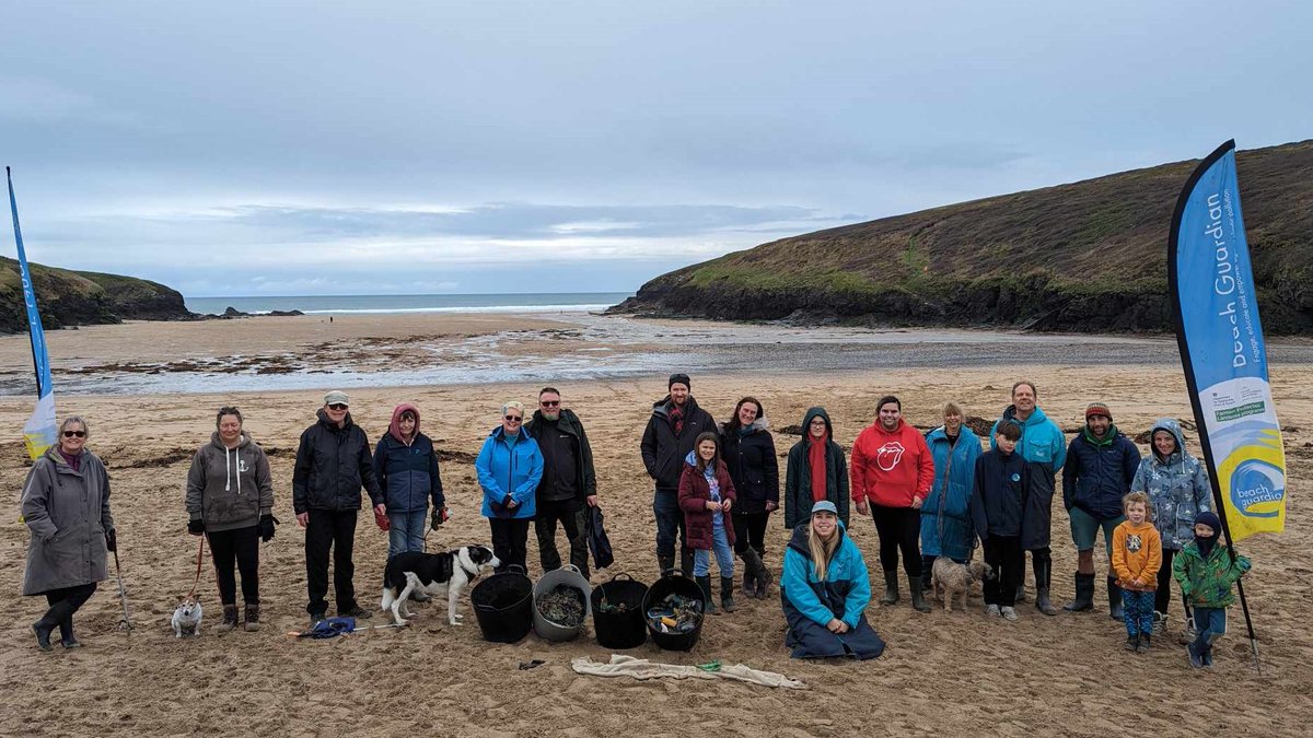 🙋 Here's some of the amazing volunteers who joined us at Porthcothan Bay today 👟 So many old items of plastic and clothing and lots of lost shoes in the seaweed that's been churned up recently from the sea bed 💙 Thanks everyone! #IAmABeachGuardian #ItStartsWithCommunity