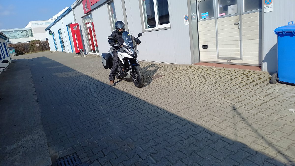 Endlich wieder ein Motorrad, der Frühling darf kommen. 7 Grad waren echt zu kalt für eine Stunde Überführung. Aber das wird schon