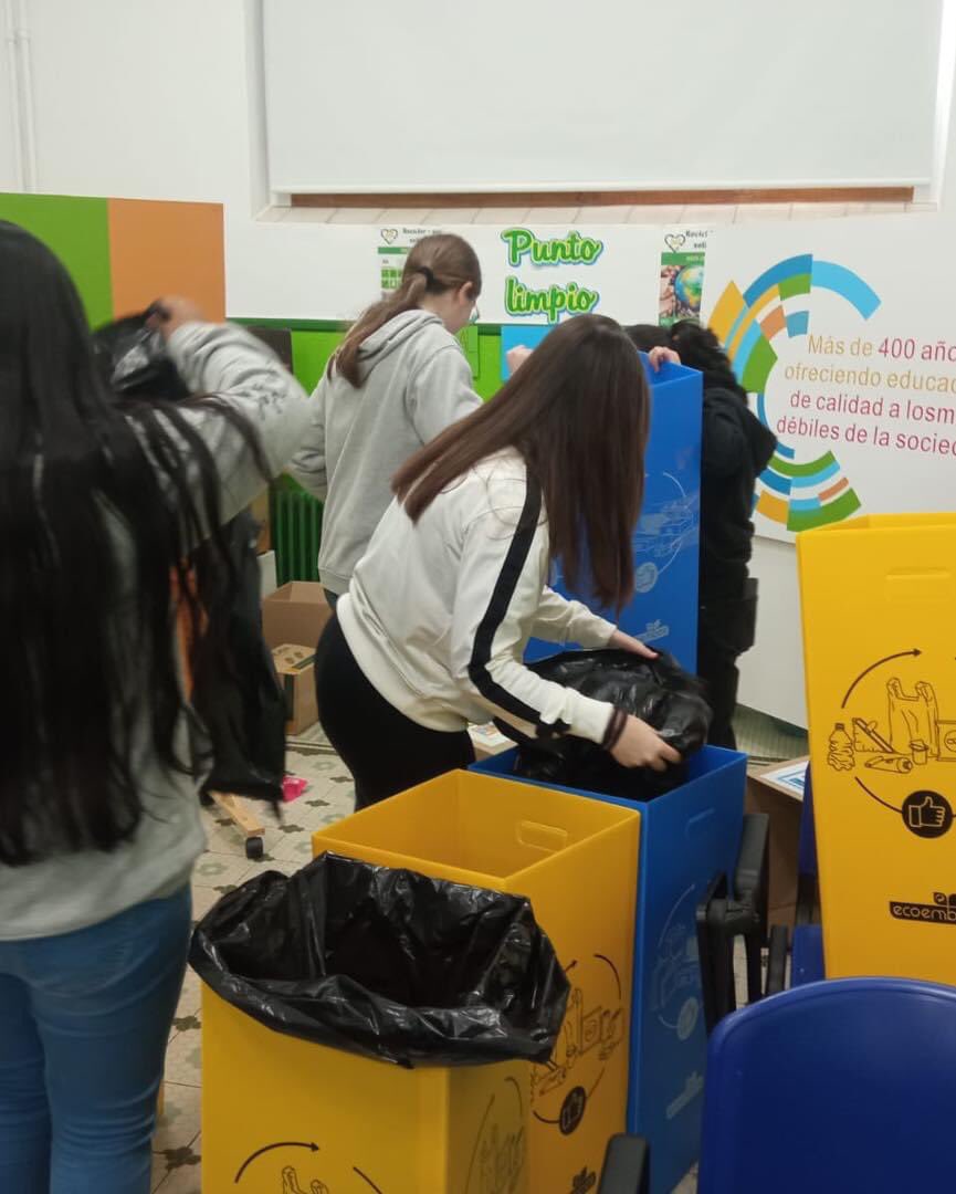 MilagrosaTotana's tweet photo. Estamos muy comprometidos con el #medioambiente y nuestro proyecto de #voluntariado “RECICLANDO VOY” que estamos desarrollando de la mano de @COVIDEAMVE en el que todos participamos. ¡Es genial cuidar del planeta juntos! #educaciónmedioambiental #cuidamoslatierra🌍♻️ https://t.co/30mAlNO6ii